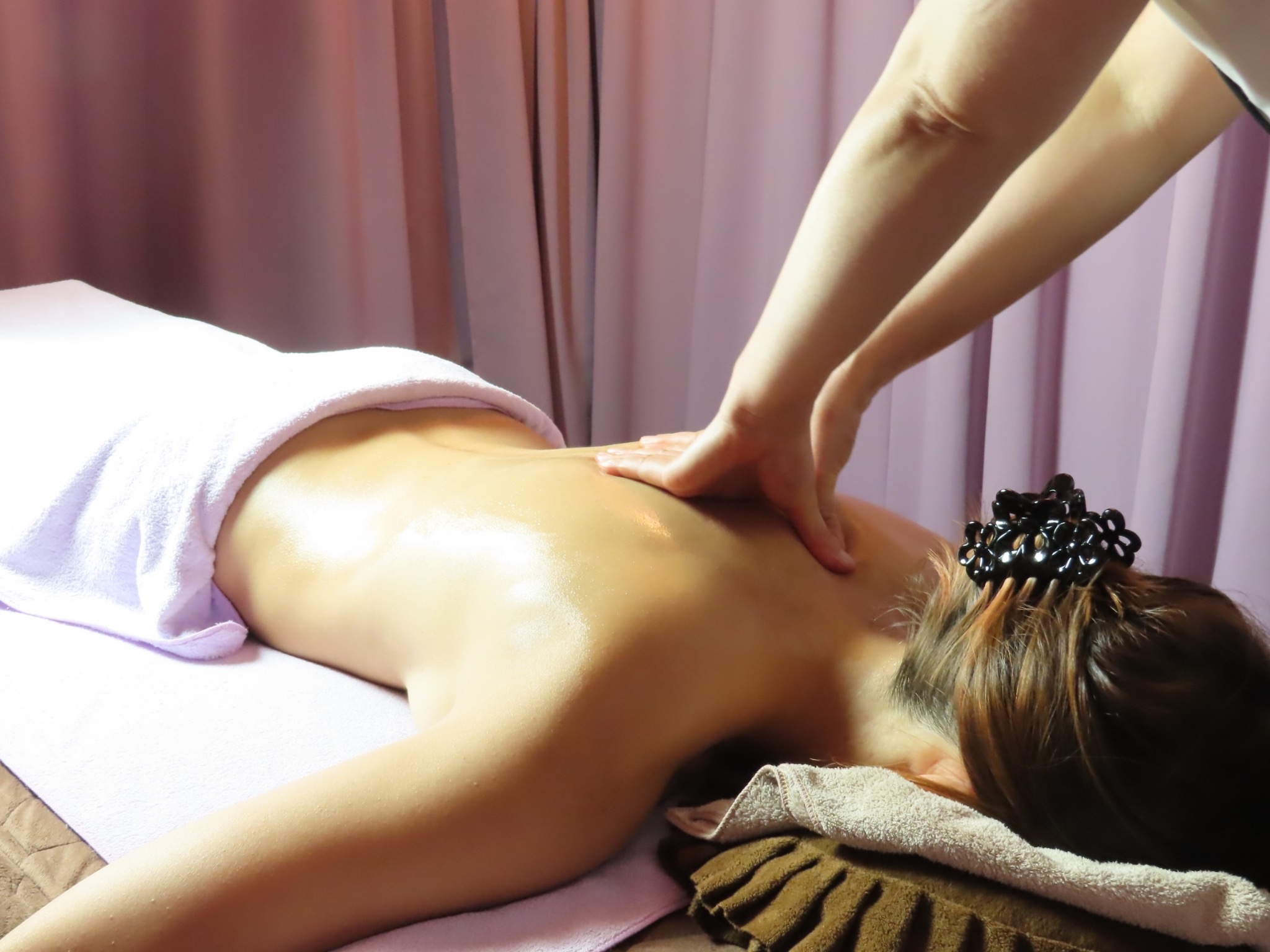 Massage treatment bed in Hiroshima